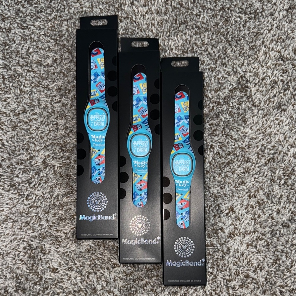 Disneyland ‘The Happiest Place on Earth’ Magic Key holder exclusive MagicBand+